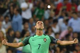 شارك مع المنتخب البرتغالي في 127 مباراة، وقاده لنهائي يورو 2004، كما يعتبر أحد أبرز. Ø§Ù„Ø¨Ø±ØªØºØ§Ù„ Ø¨Ù‡Ø§Ù„Ø© Ù…Ø®ØªÙ„ÙØ© Ø¨Ø¹Ø¯ 15 Ø¹Ø§Ù…Ø§ Ø¹Ù„Ù‰ ÙƒØ£Ø³ Ø£ÙˆØ±ÙˆØ¨Ø§ 2004 Ø§Ù„Ø³Ø¨ÙŠÙ„