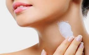 Cukup oleskan yogurt pada wajah seperti kalau kamu mengoleskan masker pada kulit wajah, lalu biarkan selama 20 menit hingga meresap dan. Cara Menghilangkan Bercak Noda Atau Bintik Hitam Pada Leher Dengan Alami Dan Cepat