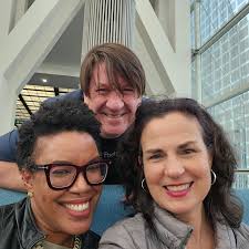 What a great last day to close out #awp! Checking in with  @communityofwriters and @vonavoices booths to see peeps from my writing  workshops, intoducing friends and saying goodbye to the biggest gathering