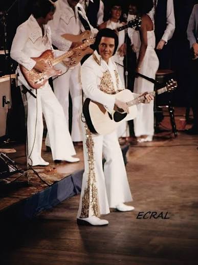 At just 21 years old, Elvis Presley was already capturing hearts  everywhere… not just with his voice, but with his charm. During an early  interview in 1956, when things got a little