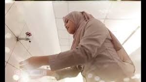 Berwudhu dan dilanjut dengan membasahi kepala sebanyak tiga kali. Tata Cara Berwudhu Yang Benar Untuk Wanita Berhijab Bermake Up Youtube