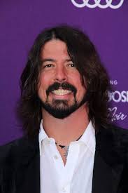First as a drummer in nirvana and then as the frontman for the foo fighters, grohl has become one of the leading figures in rock. Das Vermogen Von Dave Grohl Wie Reich Ist Der Rockstar