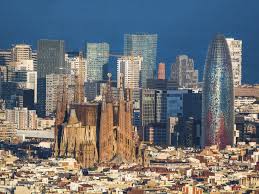 Se dirigió al barrio gótico, uno de los sitios más antiguos y bellos de la ciudad. Pasado Y Presente De La Sagrada Familia De Barcelona