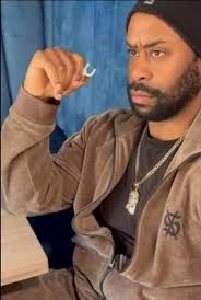 Doesn't her child carry Arby's last name ?