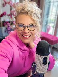 Karen Magoon's Instagram, Twitter & Facebook