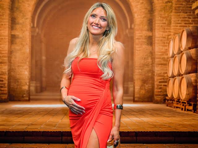 Charlotte Van Looy pronkt met babybuik op rode loper (en pakt samen met  Ruben Van Gucht uit met opvallende stunt) | Showbizz | HLN.be