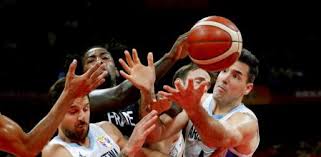 La selección argentina en este campeonato mundial estuvo dirigida por flor meléndez, quien fuera designado debido a su éxito como entrenador de clubes, especialmente por el logro del obras sanitarias en la copa intercontinental fiba 1983, año en donde el club argentino fue campeón bajo el mando del entrenador boricua. Argentina Francia Resultado Y Resumen De La Semifinal Del Mundial De Baloncesto