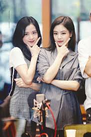 Local news tabloid dispatch released a report on january 1 that the two idols are dating. Blackpink S Jennie And Jisoo Were Told They Look Alike So Here S The Trick They Play Bias Wrecker Kpop News