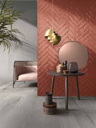 carrelage mural avec une pose chevron rustic bathroom decor brick and wood decor
