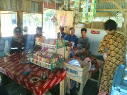 Di sini petugas gabungan sempat mendapat perlawanan dari pemilik warung karena tak mau warung makan miliknya di tertibkan sebab masih melayani makan di tempat. Bhabinkamtibmas Sambang Warung Makan Di Desa Karangasem Tribrata News Jawa Tengah