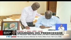 Former president mwai kibaki is mourning. Mwai Kibaki Signs Late Moi S Condolence Book Youtube