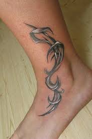 Nalepovací tetování s motivy kormidlo a kotva dotvoří váš kostým v námořnickém stylu. Tetovani Na Kotnik Tetovani Galerie Foot Tattoos Tattoos Tribal Tattoos