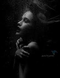صور حزينة جدا اروع 120 صورة مؤلمة ستجعلك تبكي بدل الدموع دم الطير الأبابيل Water Photography Black And White Portraits Underwater Photography