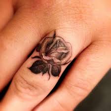 Mam spousty dalsich tetovani ovsem toto bylo jedine delane tradicni metodou. Male Nacrtky Tetovacich Prstu Tetovani Na Phalanges Prstu A Okraje Dlane Osobni Stanovisko Tattoo Master Urcete Barvu