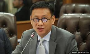 Azmin wants Harapan to back Dr M, Wong Chen says PM must accept blame