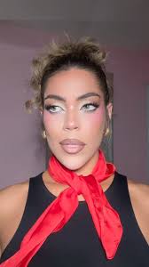 Feeling like a doll con este makeup🎀👛💄, Makeup details: , 💕  @larocheposayusa Thermal spring Water , 💕 @theinkeylist Hyaluronic acid  serum, 💕 @moiracosmetics Atomic water cream , 💕 @moiracosmetics ...