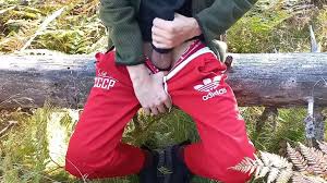 Büyük bir dickten mastürbasyon.Ormanda yürüdü.