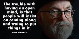 El problema de tener una mente abierta es que la gente insiste en venir y  tratar de meter cosas en ella." — Terry Pratchett [1024*512] : r/QuotesPorn