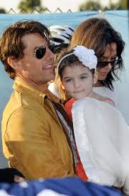 Notre objectif est d'assurer la meilleure expérience possible pour nos utilisateurs et de créer une communauté respectueuse de chacun. Suri Cruise Deconcertee Par Le Maquillage De Son Pere