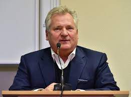 He was born in białogard, and during the communist rule, he was active in the socialist union of polish students and was the minister for sport in the communist government during the 1980s. Aleksander Kwasniewski Wikipedia Wolna Encyklopedia