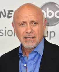 Matlock**" Season 1, Episode 17 "**The Convict**" (1987). What a strange  episode with a lot of actors. I only can identify an "unknown actor" whose  last name might be Santis or Santo.