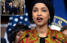 إلهان عمر النائبة الامريكية #الصومالية الاصل تنتقد نفاق الديمقراطيين الذين  حضروا حفل تنصيب ترامب وجهت إلهان عمر انتقادات يوم امس الاثنين للديمقراطيين  الذين أطلقوا ادعاءات هستيرية حول دونالد ترامب باعتباره تهديدًا للديمقراطية