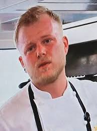 Lol! The Fourth Wall was exposed! Chef Lawrence continually talked to the  cameraman, constantly complaining about the cameras.😂 Didn't he know that  he was