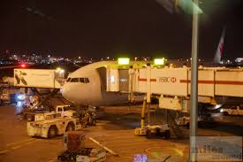 With a length of 63.7 m and a wingspan of 64.8 m. Air Canada Business Class In Der Boeing 777 300er Nach London
