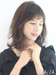 丸顔さんにおすすめ 前髪ありミディアムで叶える小顔ヘアスタイル特集 folk ミディアム パーマ 前髪あり 小顔 ヘアスタイル ヘアスタイル