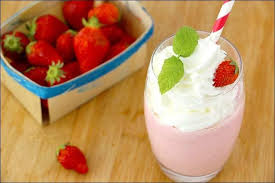Boisson Lactee Aux Fraises Des Fraises Mixees Avec Du Fromage Blanc Et Du Lait Surmonte De Chantilly H Recettes De Boissons Boissons Smoothie Alimentation