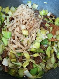 @thesarahsullivan email ➤ ingredients for the sauce 1 tablespoon cornstarch 1/3 cup water 1/2 cup brown sugar 1/2 cup soy. Rice Noodles With Leek And Seitan Mongolian Noodles Veganchilla