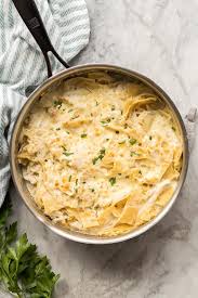 This White Chicken Skillet Lasagna Is Made With Six Ingredients In One Pot It S Creamy An Skillet Lasagna Chicken Crockpot Recipes Slow Cooker Skillet Chicken