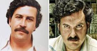 Pablo escobar, 1949 ile 1993 yılları arasında kolombiya'da yaşamış bir uyuşturucu baronudur. Escobar El Patron Del Mal La Serie Personajes Y Actores