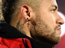Neymar showing his tattoos on the back of his neck. Neymar Erweitert Seine Tattoo Sammlung German Site