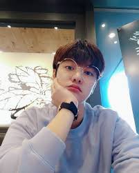 Dengan tidak ada tempat untuk pergi, shim cheong dibawa masuk oleh joon jae, yang juga menemukan mitra penipu nya, jo nam doo (lee hee joon) dan tae oh (shin won ho), bersembunyi di rumahnya dari korban masa lalu yang pendendam dari mereka. 86 3k Likes 1 610 Comments ì‹ ì›í˜¸ Cg Shinwonho On Instagram Cafe Aktor Gambar Pacar Pria