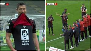 By @lewy_official pobił rekord gerda muellera w liczbie strzelonych bramek w jednym sezonie bundesligi powinien zagrać w każdym meczu, strzelać. Robert Lewandowski Popisal Sie Cudownym Gestem Potem Do Akcji Weszli Jego Koledzy Cos Pieknego Pilka Nozna Sport Pl