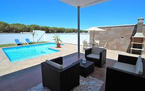 Analizaremos una casa con piscina construida en un terreno de 450 m², cuenta con cuatro dormitorios en el segundo piso y una zona social que se conecta con el exterior formando un amplio espacio para. Casa Nueva Y Moderna Con Piscina Privada Conil De La Frontera Cadiz Costa De La Luz