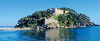 The fort de brégançon is a medieval fortress, located 35 metres above sea level on an islet off the french riviera, connected by a short causeway. Le Fort De Bregancon Bormes Les Mimosas Tourisme
