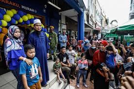 .ustas ebit lew pasti mengetahui yang beliau sebelum ini sedang dalam perancangan untuk membuka 10 cawangan pasaraya barangan runcit termurah di malaysia dengan nama elews mart. Segan Saya Ni Biasa Biasa Je Ebit Lew Duduk Semeja Bersama Pm Selepas Terima Anugerah Khas Sempena Hari Belia Negara 2020 Viral Mstar