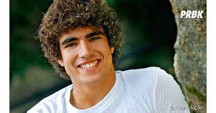 Caio castro conquistou o povo brasileiro e os holofotes da mídia quando participou de um concurso do programa caldeirão do hulk, que elegeria o novo integrante da novela teen malhação. Caio Castro Aparece Loiro E Surpreende Os Fas Com Novo Visual Purebreak