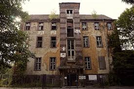 Noch heute sorgt die bewegte geschichte der gebäude für eine seltsame atmosphäre, die besucher aus der ganzen welt anzieht. Der Baumkronenpfad Beelitz Heilstatten Lost Places Von Oben