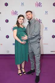 He sings in his local antwerp dialect. In Beeld Sterren Poseren Op De Paarse Loper Van De Mia S Foto Hln Be