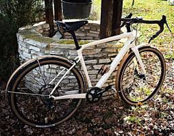 Look Neo Retro Pour Ce Velo Equipe Ds Garde Boue Et Porte Bidon Acanthe Sport A Neo Retro Style For This Bike Equipped Wit In 2020 Pink Bike Giant Bicycle Bike Shop