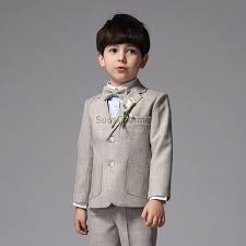 Vente de deguisements pas cher en ligne. Costume Garcon D Honneur Mariage Pas Cher Costume Enfant Pour Ceremonie Ou Soiree Couleur Grise Avec 4 Garcons D Honneur Mariage Costume Garcon Costume Enfant