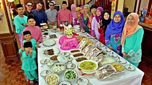 Kalau masyarakat melayu pulak, selalunya malam raya kita akan mengemas rumah dan tolong sediakan bahan mentah untuk dimasak. 4 Jenis Perayaan Kaum Di Malaysia Youtube