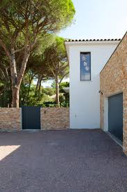 Ligne Contemporaine Une Maison Toute En Contraste Decoration Mur Exterieur Jardin Decoration Mur Exterieur Maison