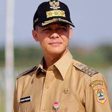 Segala informasi dan kemudahan bisa didapat melalui kecanggihan teknologi dunia. 10 Style Ganjar Pranowo Gubernur Jateng Yang Karismatik Memesona