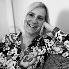 Ik heb rebussen gemaakt met stukjes uit Nederlandstalige liedjes. Download  ze gratis van mijn site: * 60 kaartjes met 30 rebussen en 30 antwoorden. *  een Powerpoint met 30 rebussen en 30