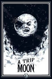 Lo seguono la moglie e il figlioletto danny. Egy Csillagaszati Talalkozon A Tarsasag Elnoke Javaslatot Tesz Egy Holdbeli Utazasra Kisebb Ellenallas Utan Hat Bator Csil Movie Posters Moon Poster Film Art