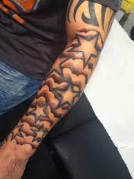 It is just about the right size place on a spot where the pain meter is low. Interessantes Design Tattoo Von Schwarzweissen Sternen In Wolken Als Armel Gestaltet Am Unterarm Tattooimages Biz